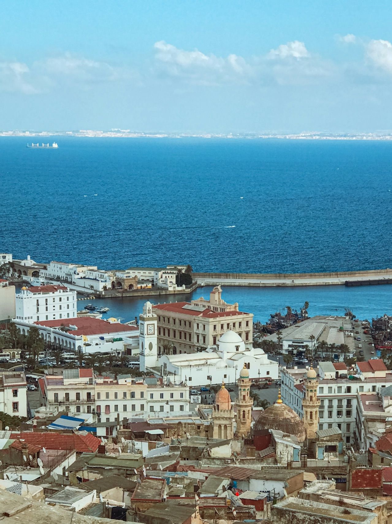 Vue mer sur la baie d’Alger au coucher du soleil