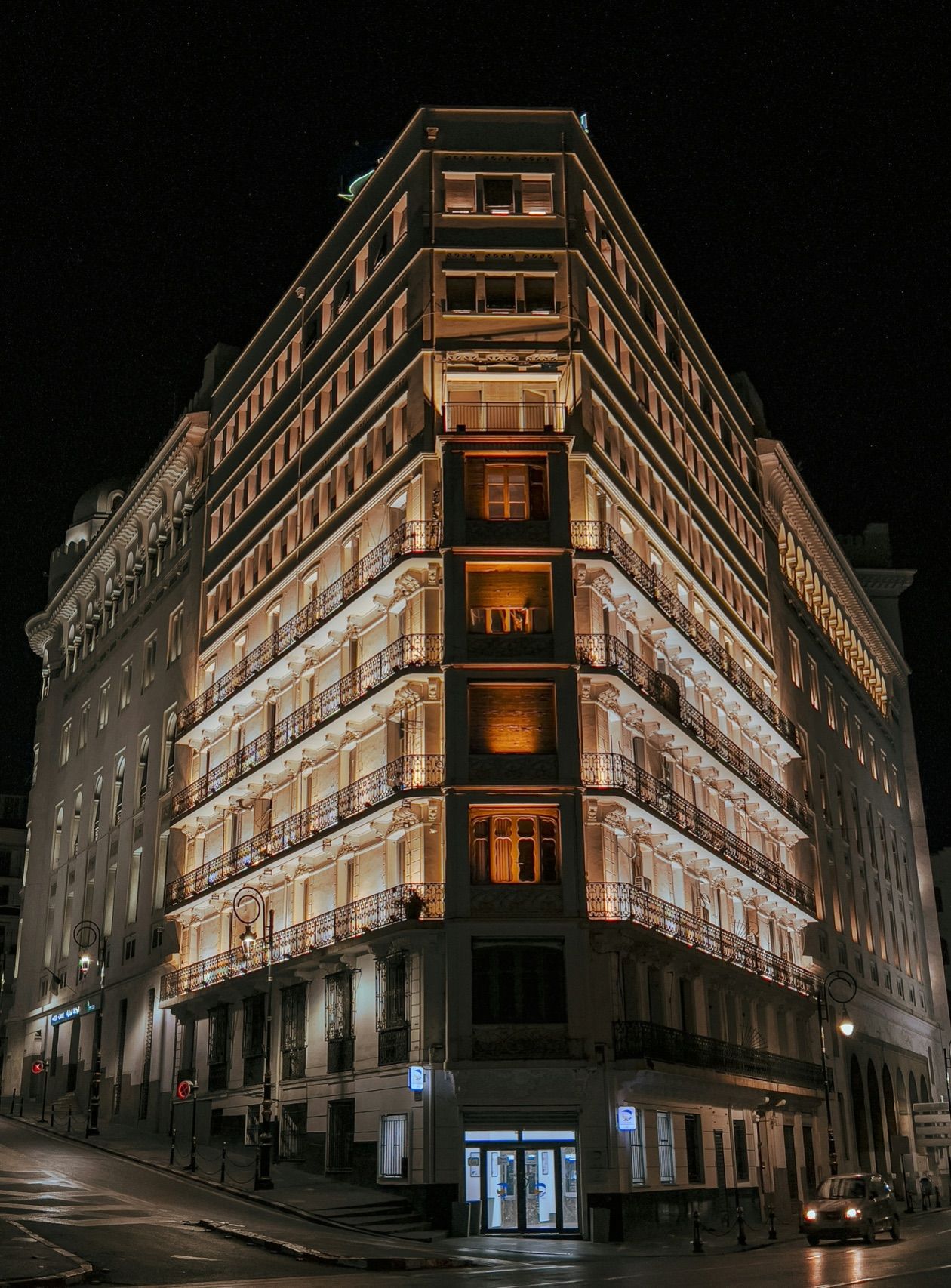 Immeuble éclairé à la tombée de la nuit